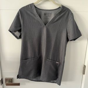 Figs Women’s Casma Three-Pocket Scrub Top in Graphite Gray Size XS